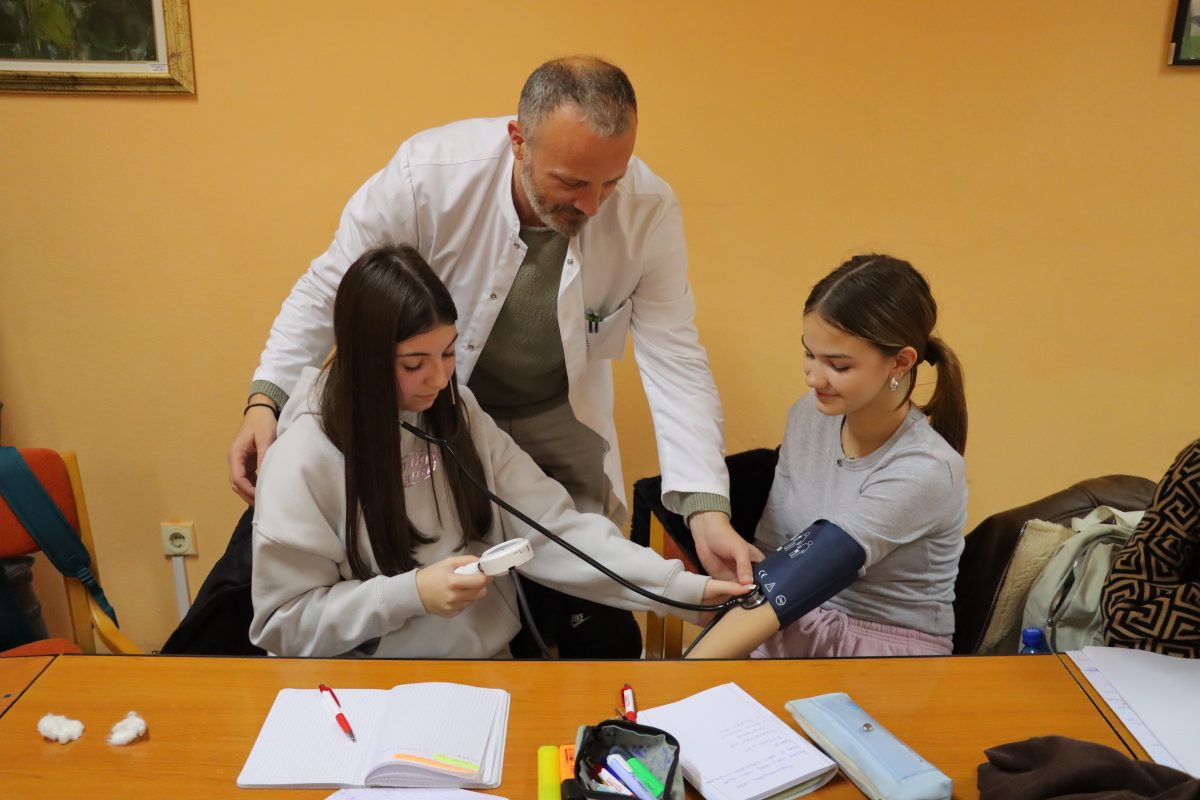 Ученици образовног профила санитарно-еколошки техничар научили мерење виталних параметара