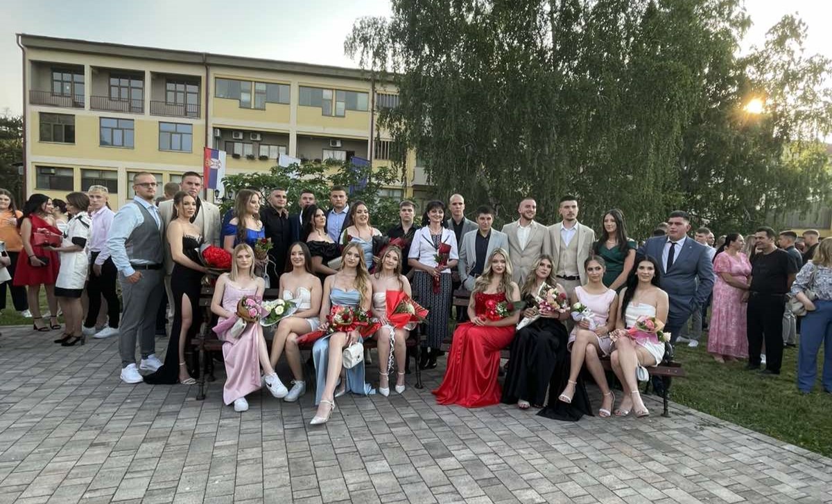 Свечано испраћена још једна генерација матураната