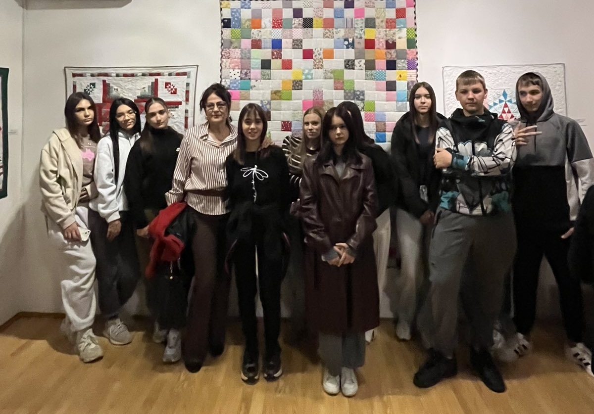 Ученици дома на отварању изложбе „Пачворк“